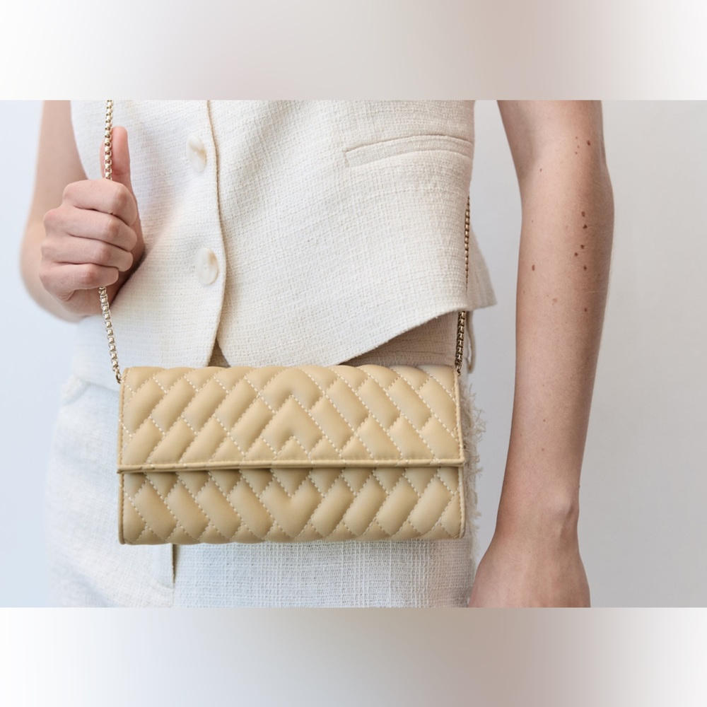 ✨SALE ✨ ZARA QUILTED CROSSBODY WALLET
✨SALE ✨